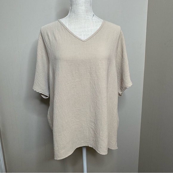 🤎 Tan V-Neck Short Sleeve Blouse | 2 Hearts | Size XL - Picture 2 of 7